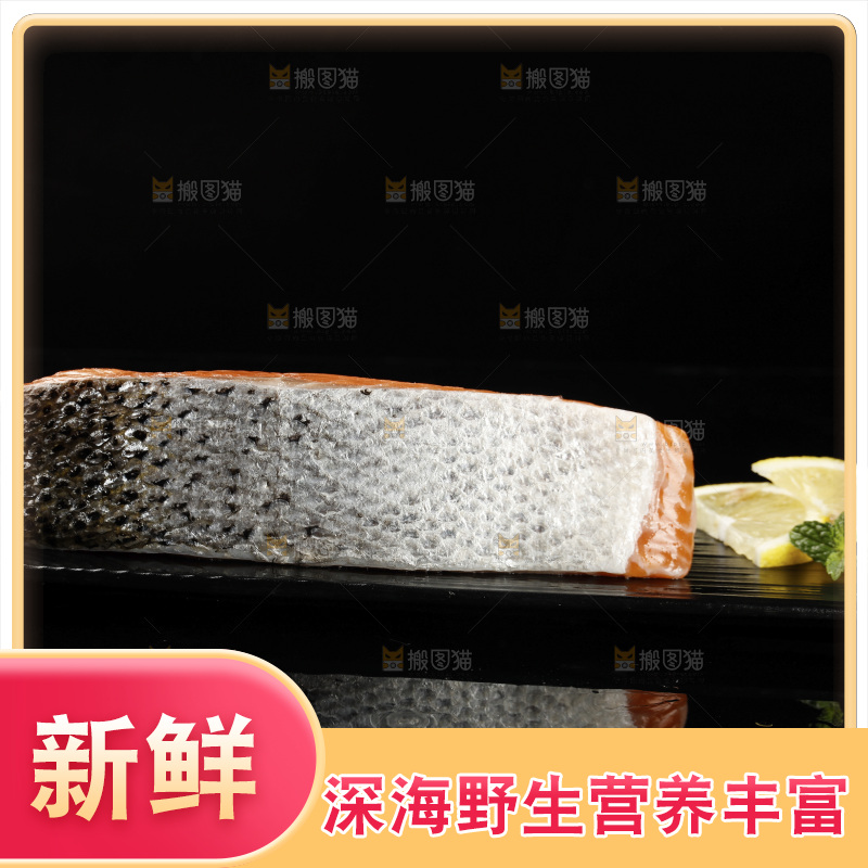 黑底上放着一盘三文鱼