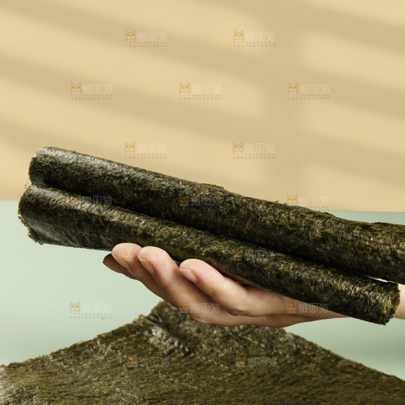 手上放着海苔卷