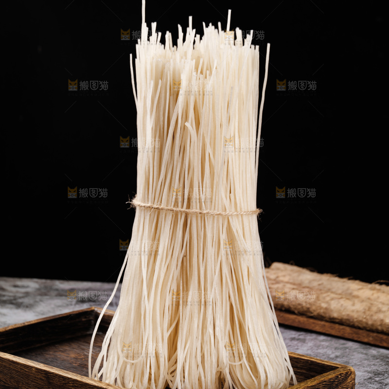 木盘里的野生葛根粉条
