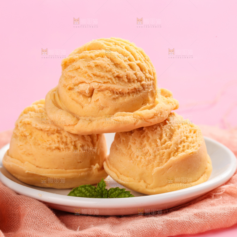 盘子里的冰激凌球