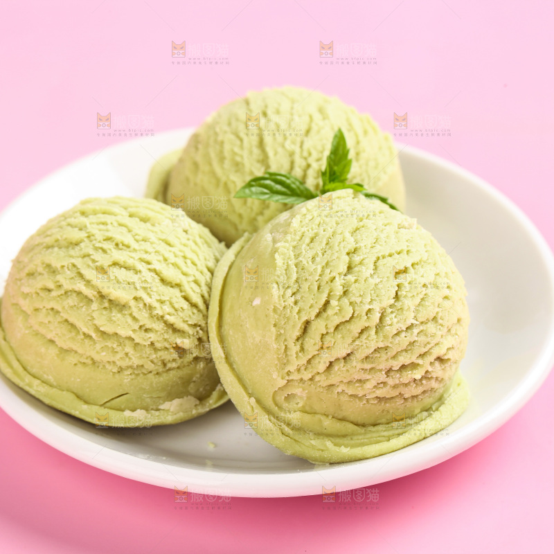 盘子里的酸奶冰淇淋