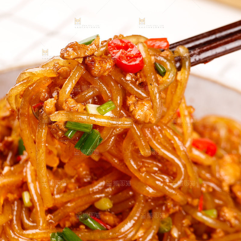 筷子上夹着炒粉条