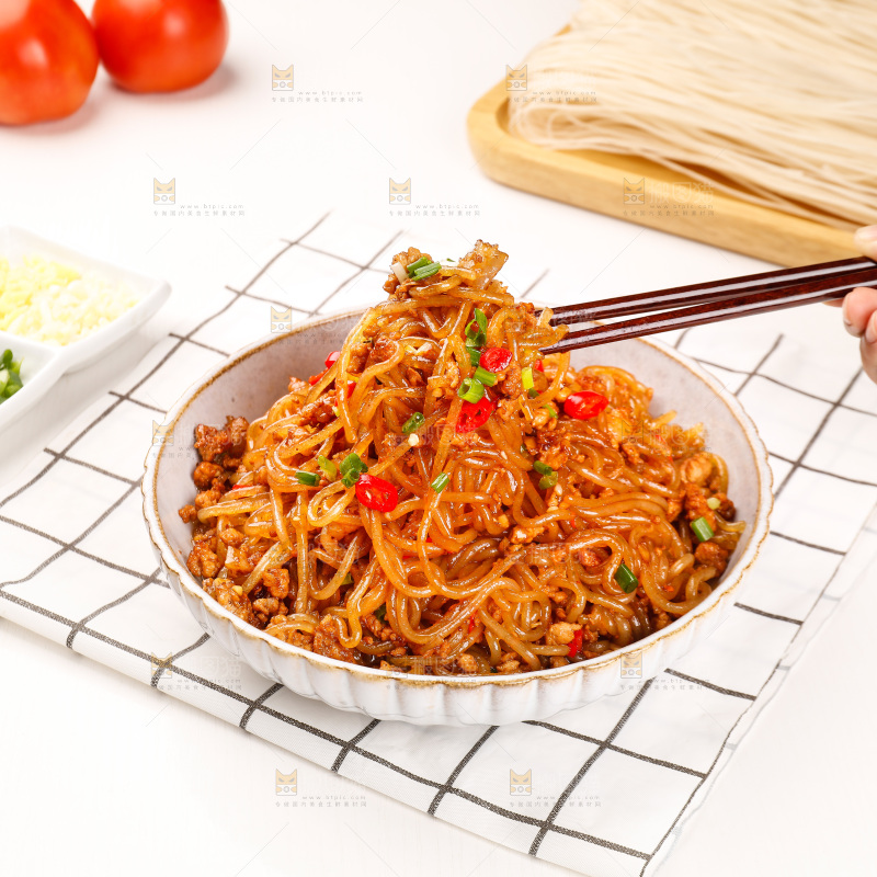 筷子上夹着肉末炒粉条