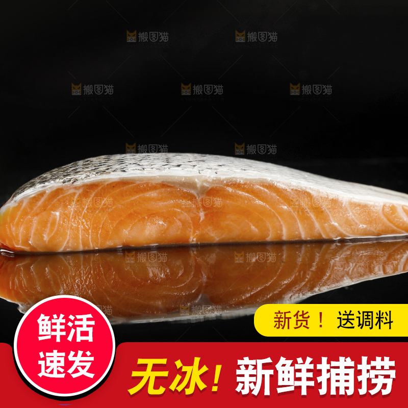 黑底上放着三文鱼刺身