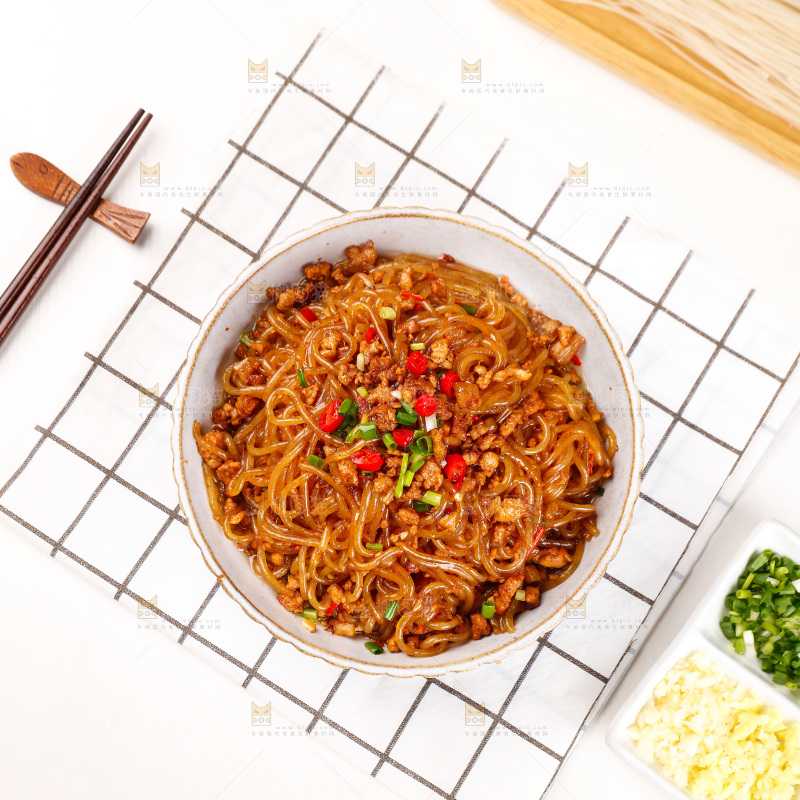格子布上的一盘肉末粉条