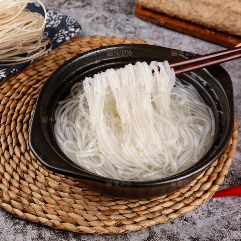 筷子上夹着泡发的葛根粉条