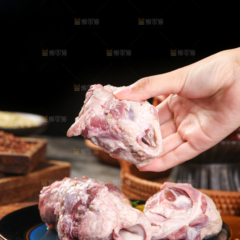 手里拿着猪脆骨肉