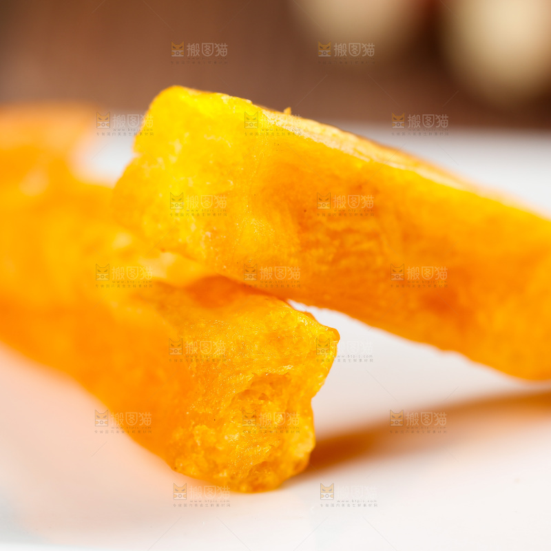 白底上摆放着的红薯干