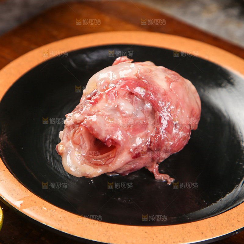 盘子里的煮脆骨肉