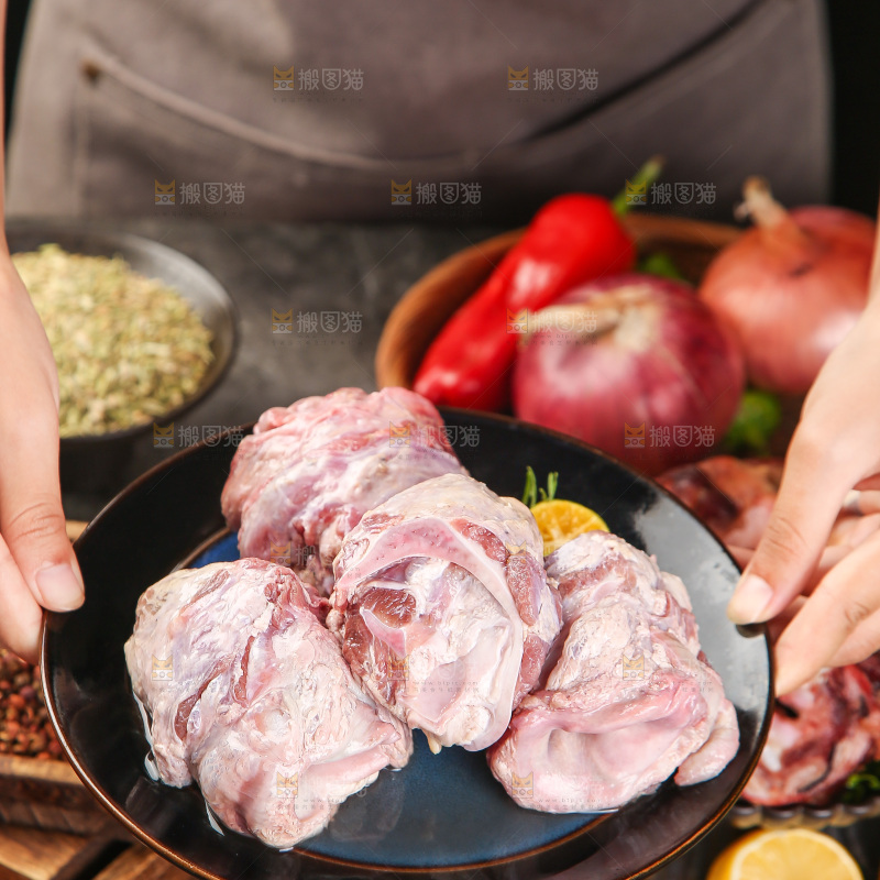 手端着一盘新鲜脆骨肉