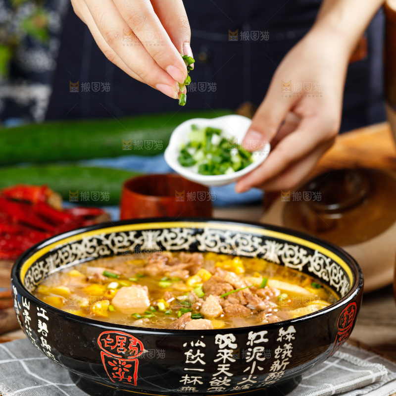 板栗炖鸡里撒着葱花