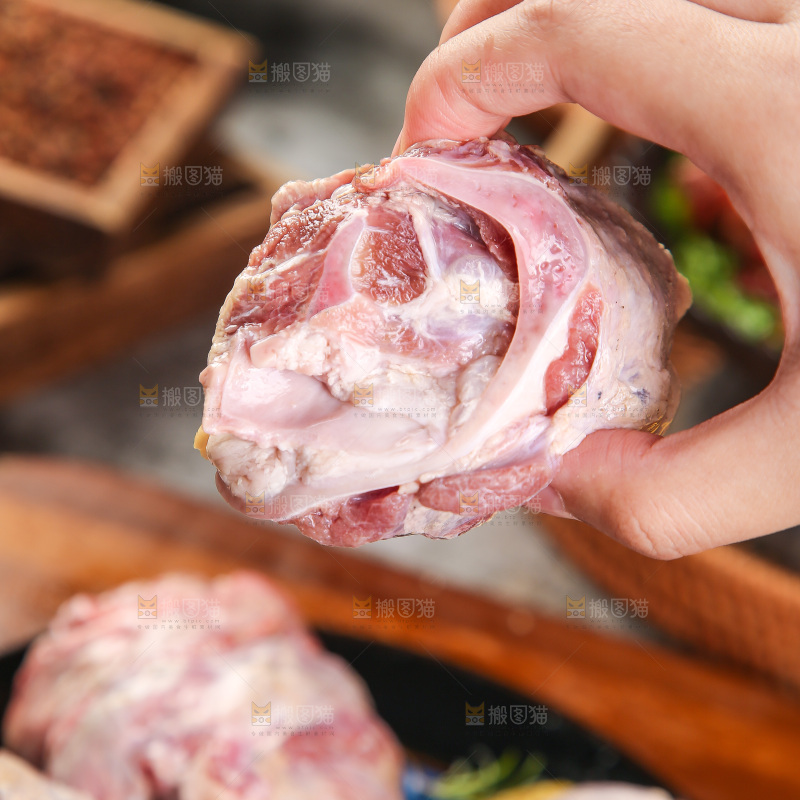 手里拿着猪脆骨肉