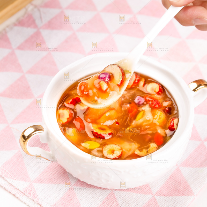 勺子里的红枣银耳羹
