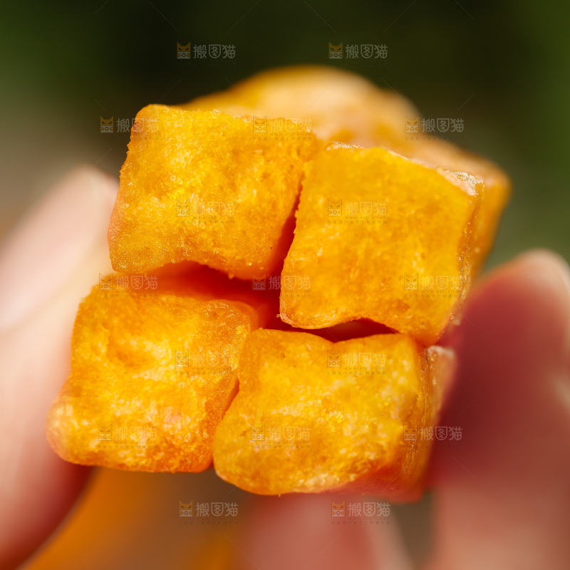 手里拿着红薯脆干