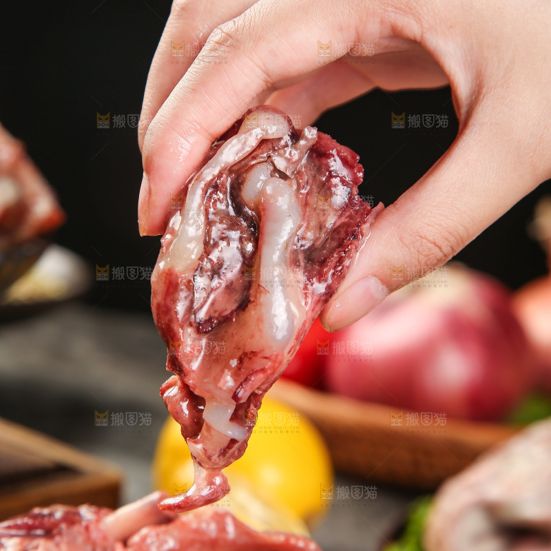 手里拿着水煮脆骨肉