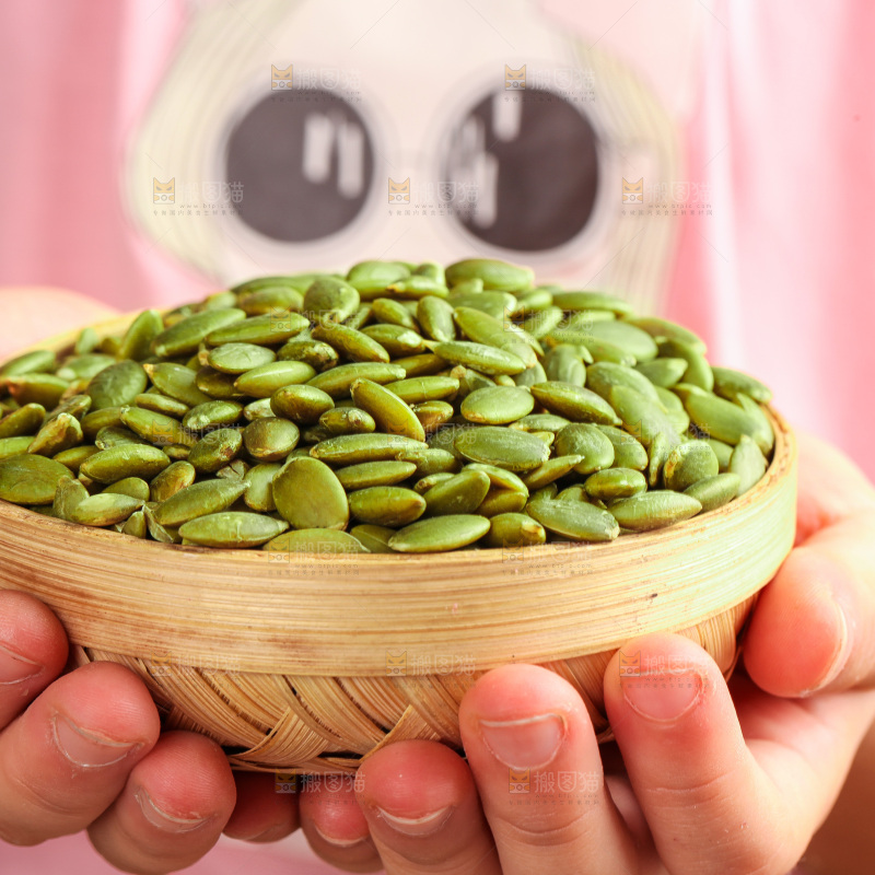 手里拿着一篮瓜子仁