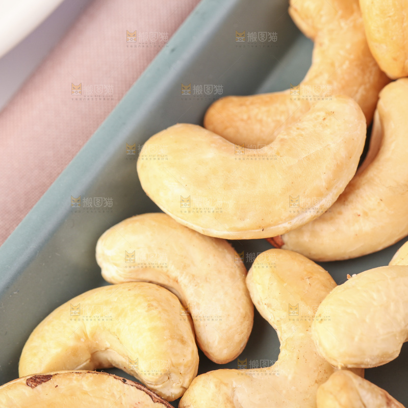 盘子里的腰果仁