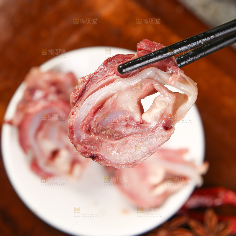 筷子上夹着脆骨肉片