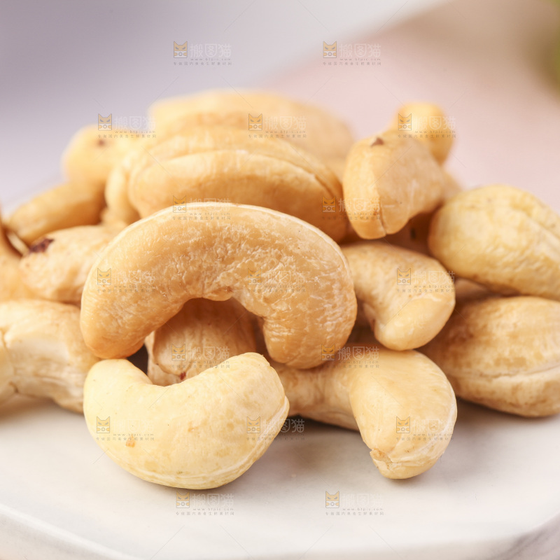 浅底上的鸡腰果仁