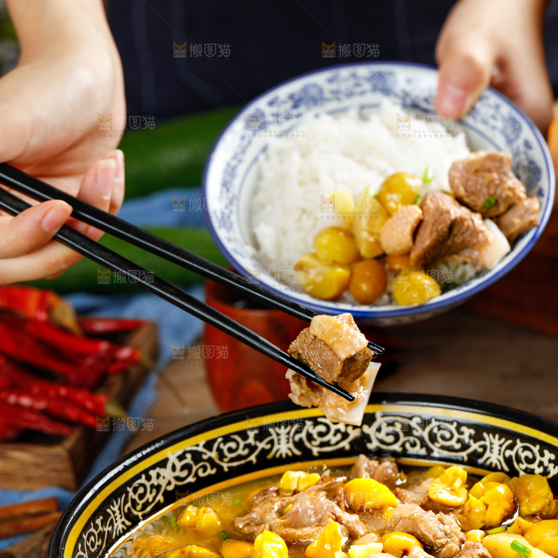 筷子上夹着板栗鸡肉