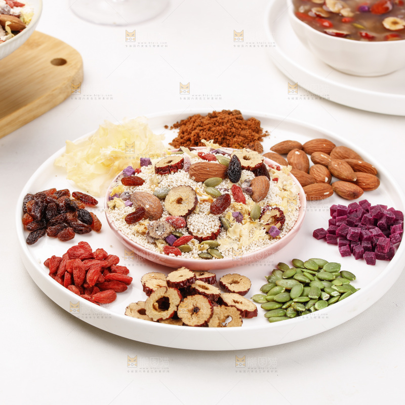 盘子里的坚果银耳羹配料
