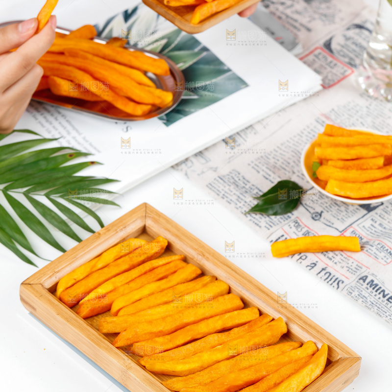 桌子上摆放着的红薯干