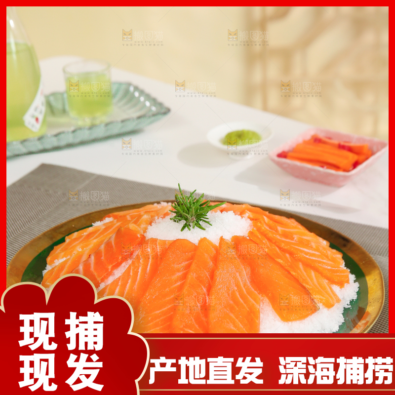 垫子上的一盘三文鱼片