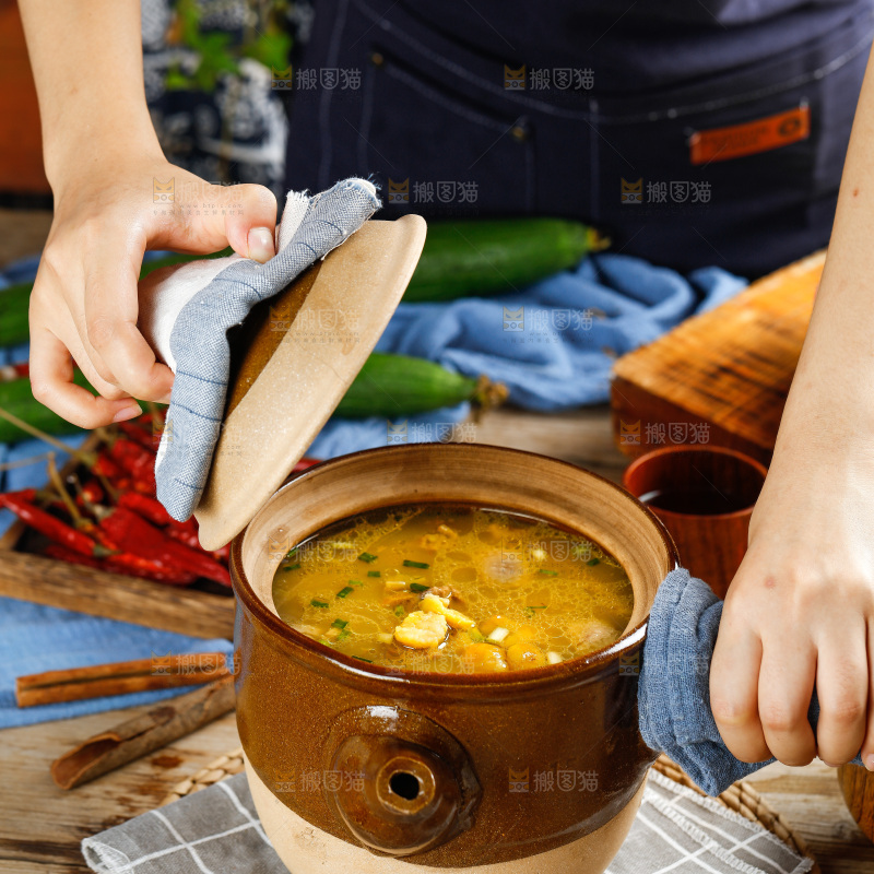 手拿着瓦罐里的板栗鸡汤