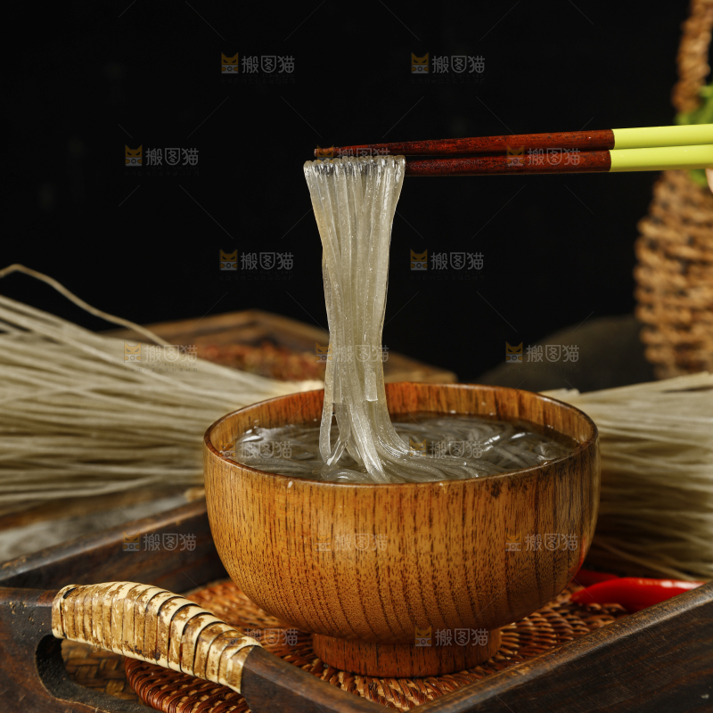 筷子上夹着红薯粉