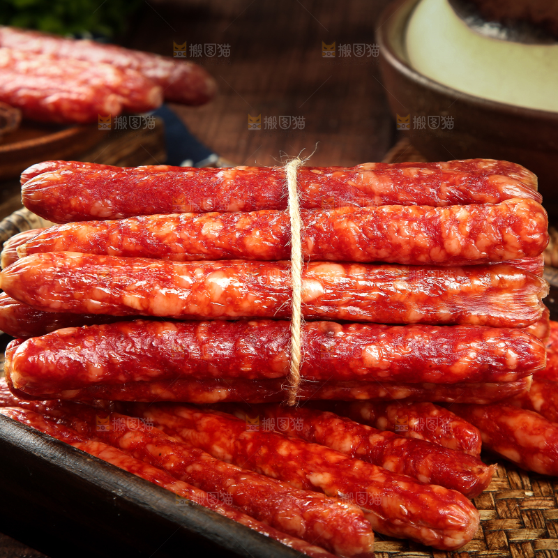 木盘里的广味腊肠