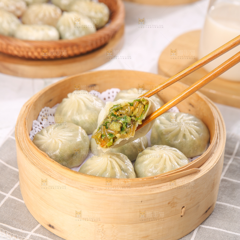筷子上夹着粉丝包子