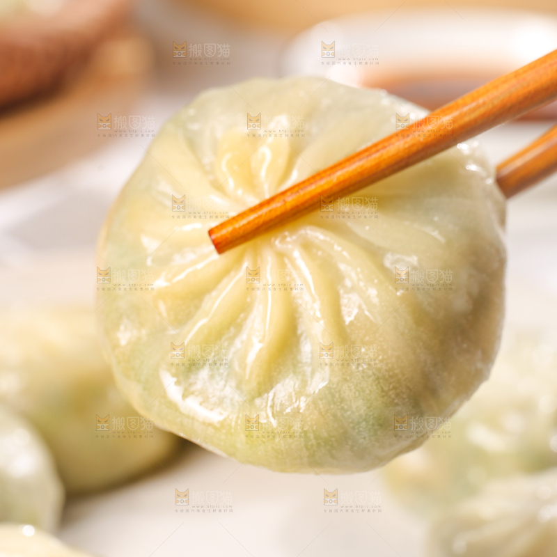 筷子上夹着小笼包