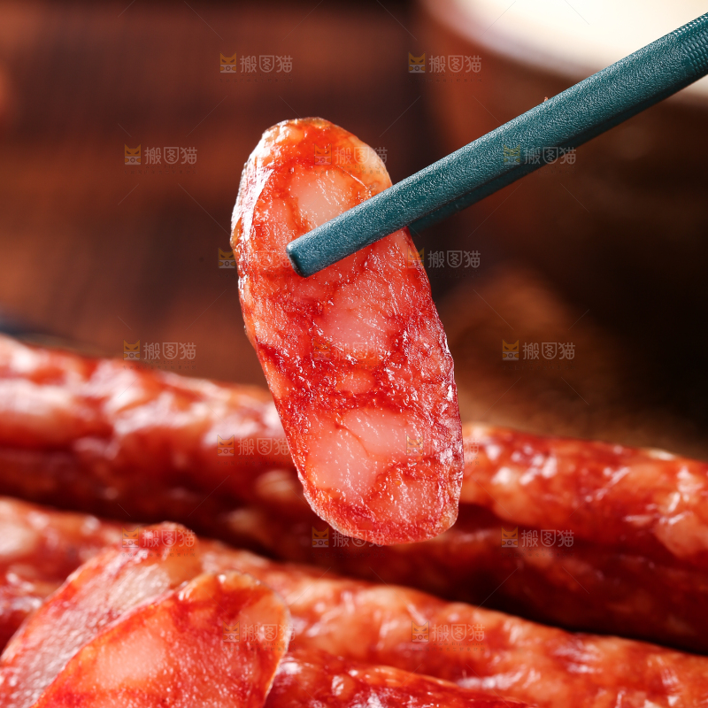 筷子上夹着广式腊肠