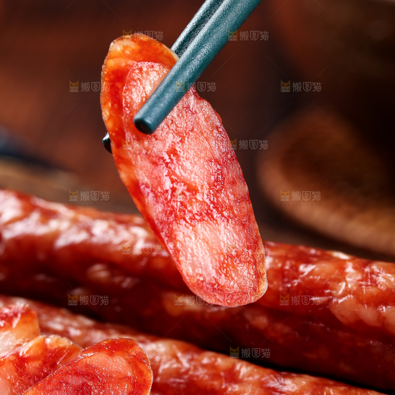 筷子上夹着广式腊肠