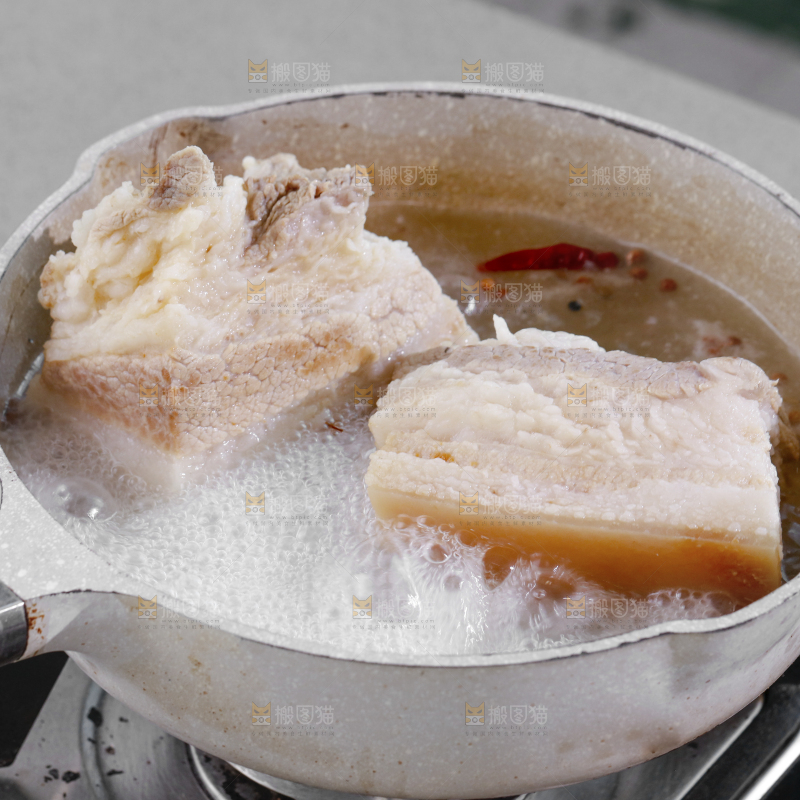 锅里面煮着大块五花肉