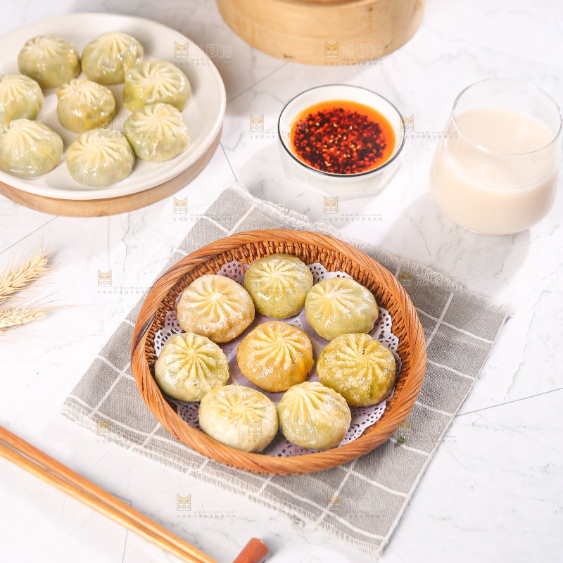 格子布上的一篮小煎包