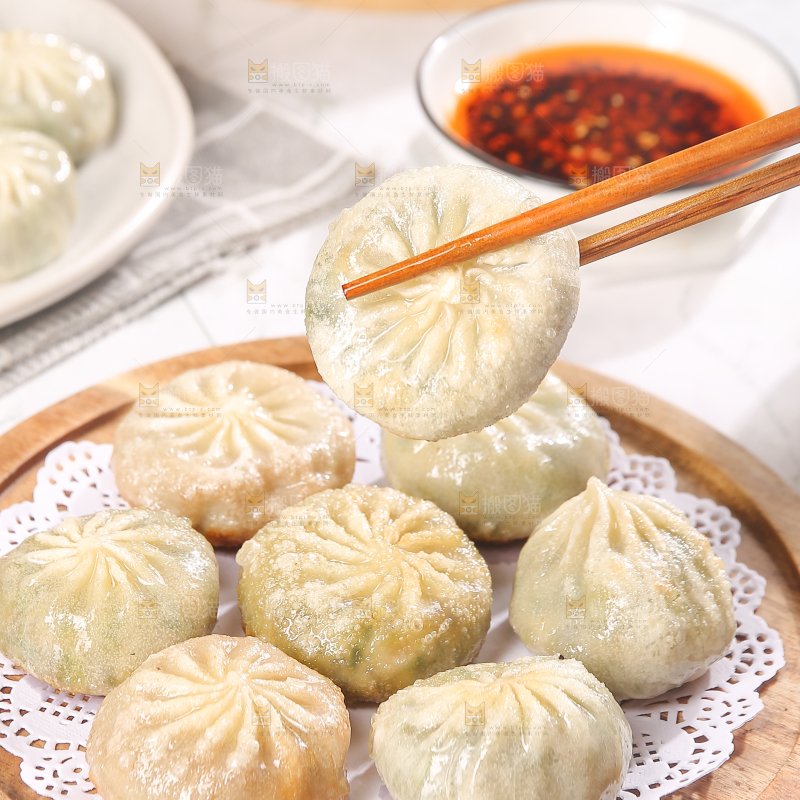 筷子上夹着小包子