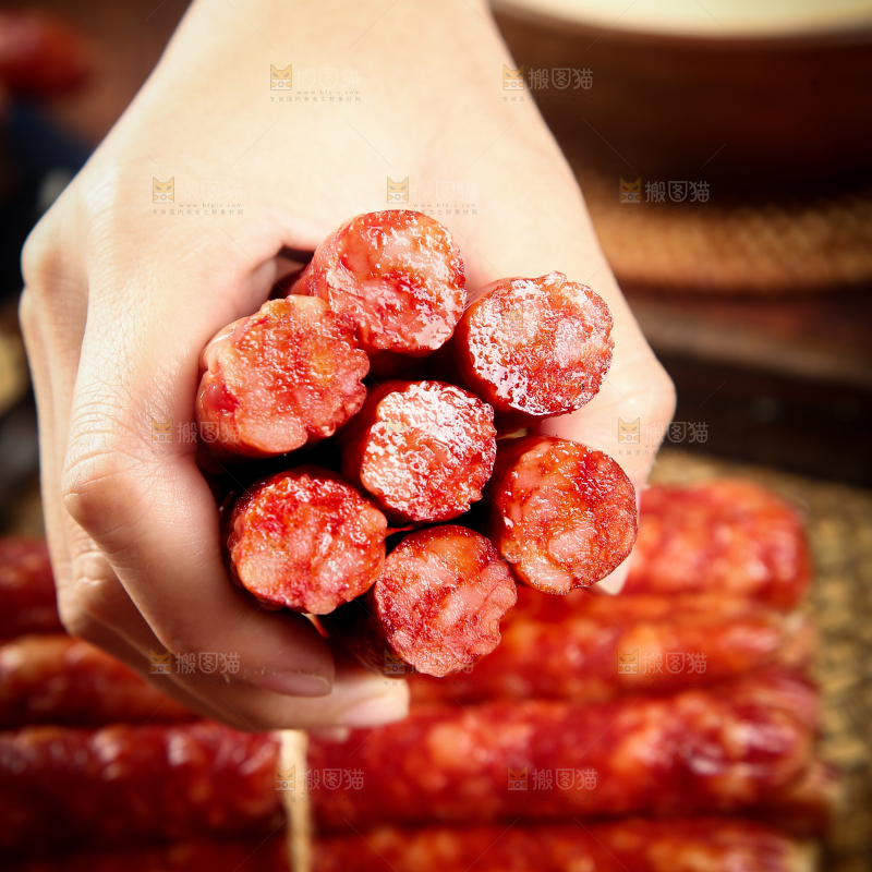 手里拿着广味腊肠