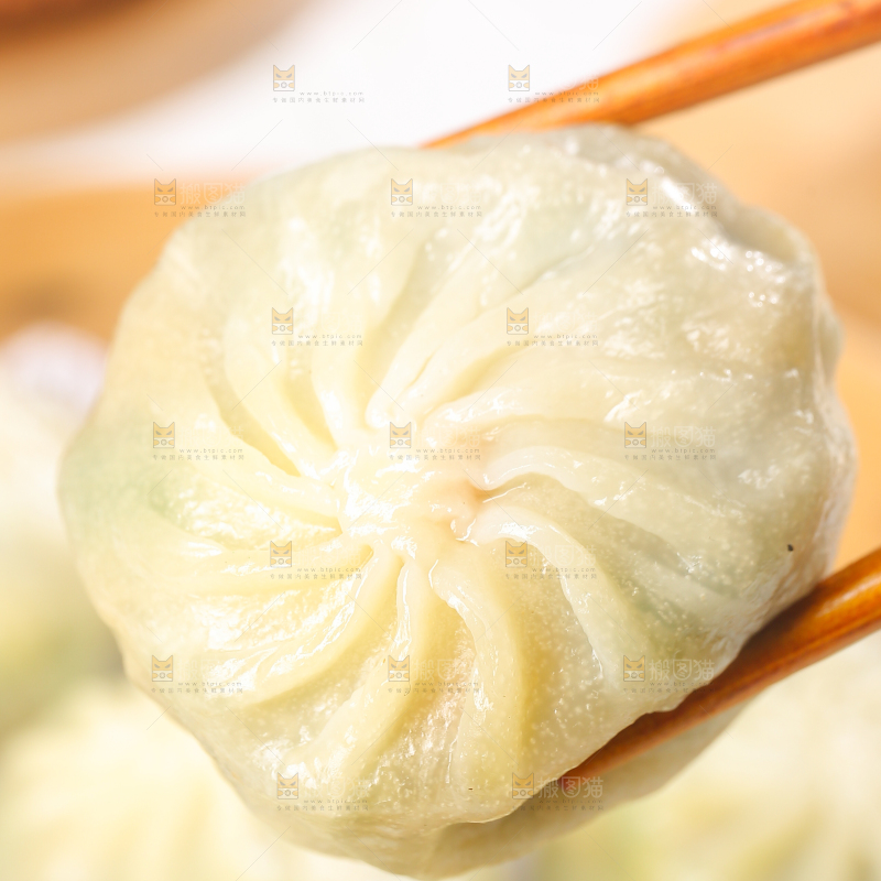 筷子上夹着小笼包