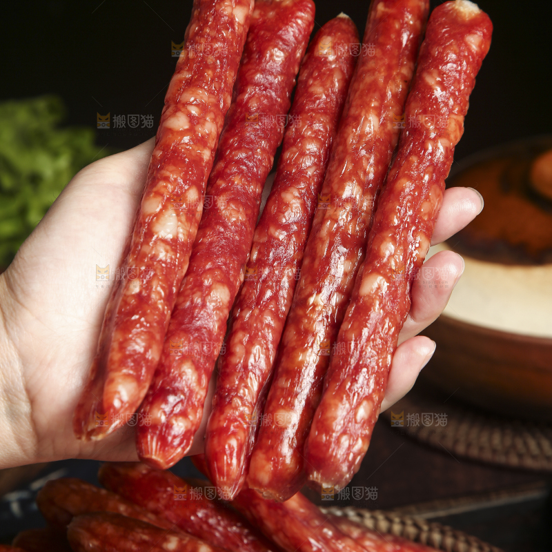 手里拿着广味腊肠