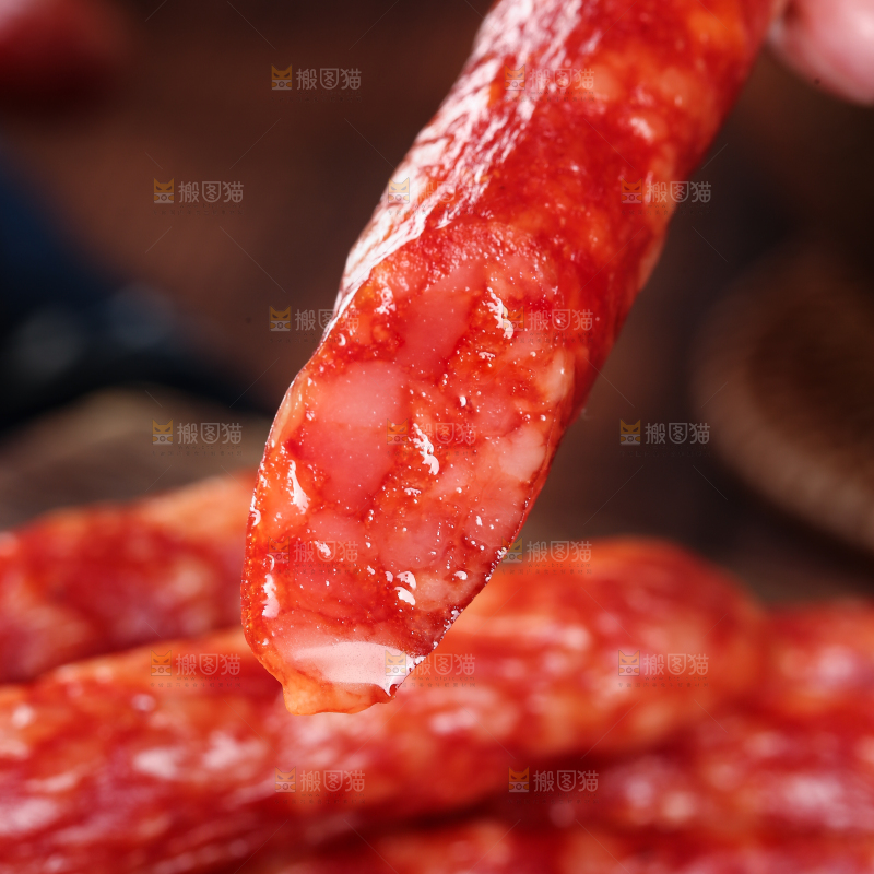手里拿着广味腊肠