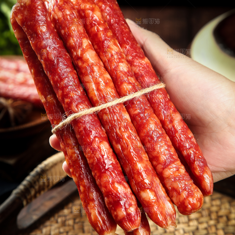 手里拿着广味腊肠