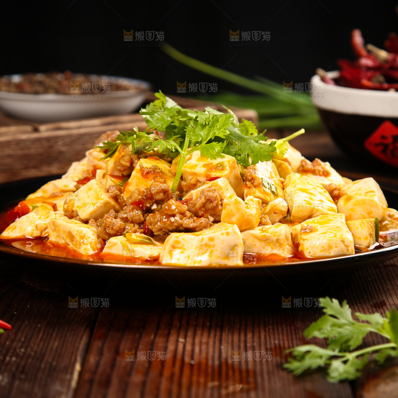 木底上放着一盘麻婆豆腐
