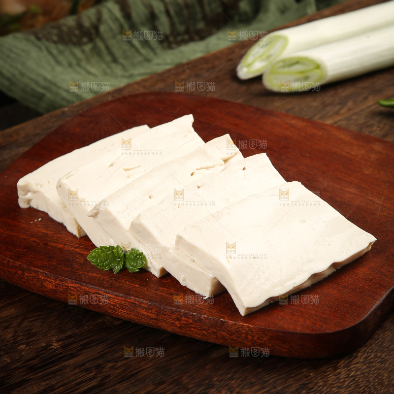木底上放着鲜豆腐