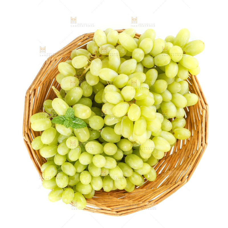 白底上放着一篮新疆无核白葡萄