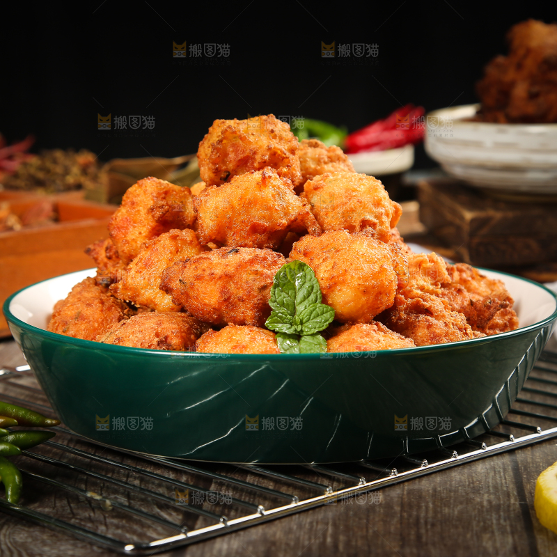 一盘油炸豆腐丸子
