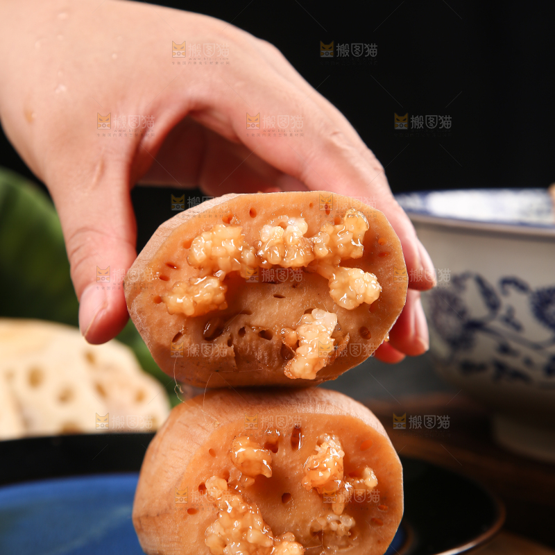 手里拿着糯米莲藕