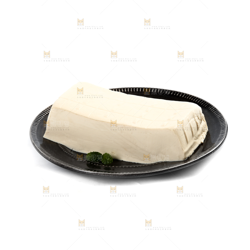 盘子里放着一块豆腐