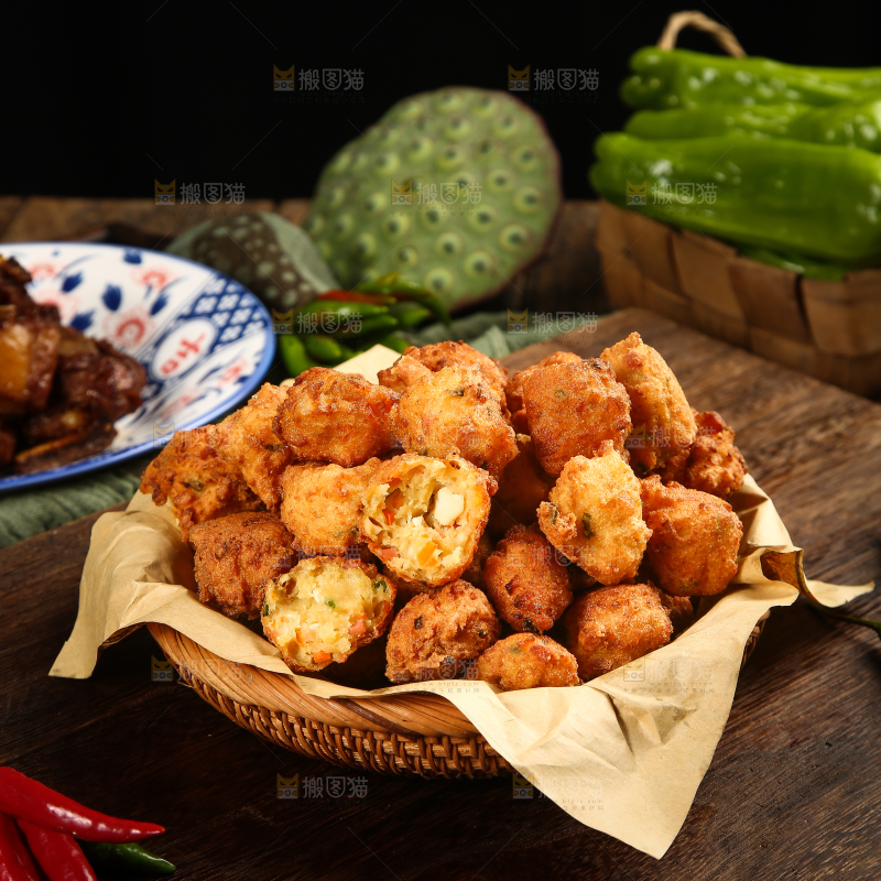 案板上一篮油炸豆腐丸子