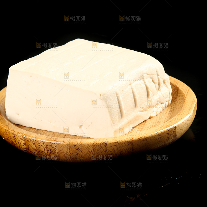 盘子里放着一块豆腐